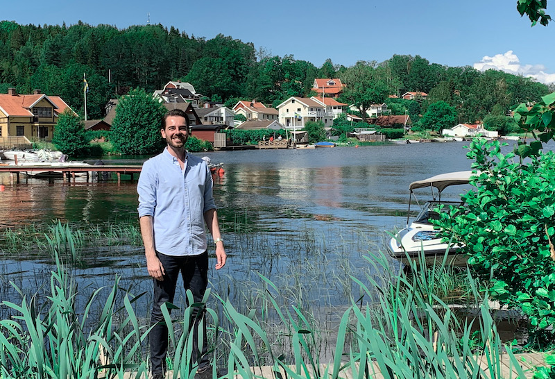 Matthias Kamann - Am See mit Häusern im Hintergrund in Schweden