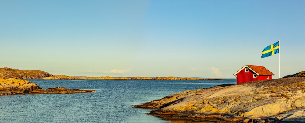 Rotes Haus in Schweden an der Schärenküste mit Flagge